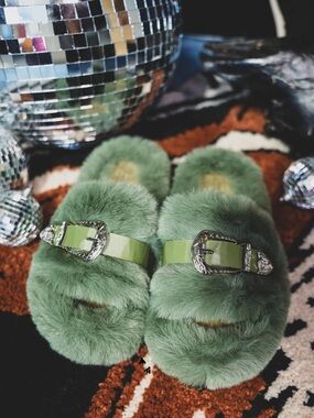Plush Green Faux Fur Slide Sandals with Decorative Buckle
